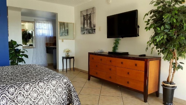 Lago Motor Inn image 16